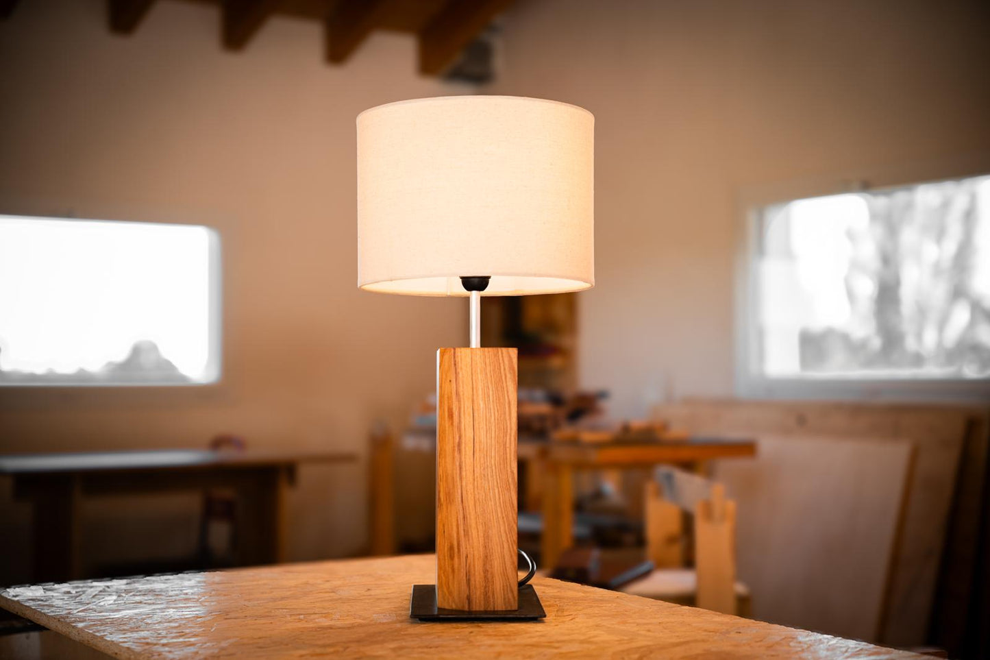 Lampada da tavolo con paralume - articolo 2102501