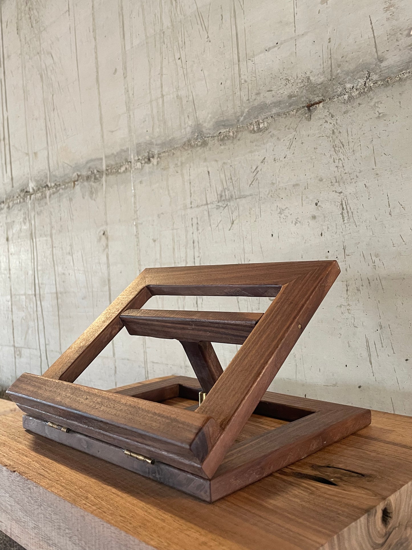 Leggio in legno di noce